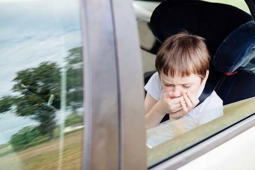 Comment nettoyer efficacement des tâches de vomi dans votre voiture ?