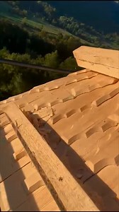 Realizăm draniță lucrată manual, cu model tradițional cioc de rață, folosind tehnici vechi de prelucrare a lemnului. Această draniță a fost montată pe o biserică istorică, locul unde a fost botezat Avram Iancu, contribuind la conservarea autentică a patrimoniului românesc. | Dranița de Bucovina