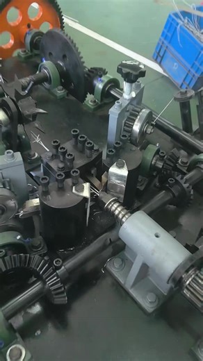 Máy làm dây thép gai.