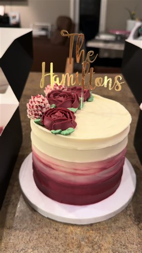 ✨ A BEAUTIFUL WEDDING ORDER 🤍 ✨ This stunning set went out to celebrate a very special couple! 🥂💍 🎂 6” Vanilla Wedding Cake 🧁 1 Dozen Chocolate Cupcakes 🧁 1 Dozen Vanilla Cupcakes Finished in the prettiest burgundy, blush & dusty rose buttercream with delicate gold accents. 🌹✨ I’m so incredibly thankful to every couple who trusts Pretty Baked to be a small part of such an important day. It truly means the world to me to create these sweet details for your celebrations! 🤍 Congratulations 