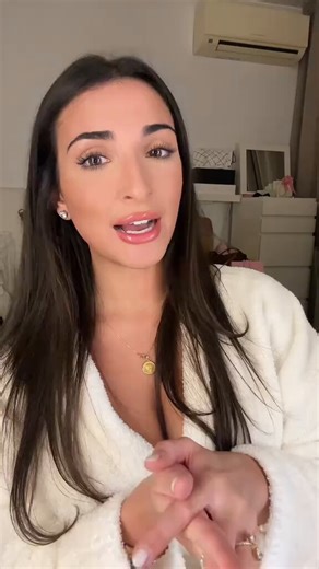 This girl was done with her roommate’s boyfriend barging into her room without knocking… so she taught him a lesson 😂She’s been living with her childhood best friend for two years and her boyfriend has a habit of walking in unannounced — especially in the mornings to ask if she wants coffee — even though she’s told him multiple times to knock.She normally sleeps naked but always stays under the covers so he never sees anything. One night she decides enough is enough and sleeps on top of the cov