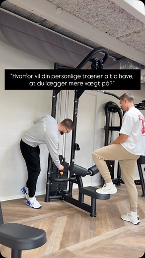 “Hvorfor vil din personlige træner altid have, at du lægger mere vægt på?” Fordi kroppen er som en doven kollega. Hvis den ikke får mere at lave, bliver den bare ved med at sidde i hjørnet og lave ingenting. 💪 Så når træneren siger “smid lidt mere på stangen”, er det ikke for at plage dig. Det er for at narre kroppen til faktisk at blive stærkere… og så du kan flexe lidt hårdere i spejlet bagefter. 😎 #Personligtræner #personligtræning #styrketræning #træningsprogram #muskelopbygning #muskler #