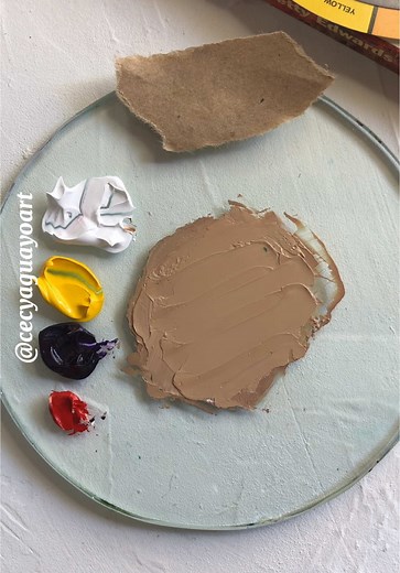 Para obtener un color es necesario descubrir el color general del modelo, indagando la paleta y experimentando constantemente. ✨ Aquí te dejo un ejemplo de cómo realizo mis mezclas, lo que llamamos la búsqueda del color y que luego aproximo las proporciones para que puedas obtenerlo.💪 Observando el color dominante comienzo por el amarillo y el blanco. Veo que la mezcla necesita quebrarse y uso para ello el complementario, violeta. Con carmín lo vuelvo un poco más cálido, y voy ajustando la temp