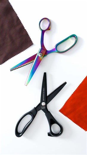 For makers who care about the little details! 💕 Scalloped edges or traditional zig-zag edges? Because they both cut your fabric on the bias, they're great options for helping to keep your fabric fray-free! Either way, our pinking shears offer smooth cuts that create a little extra personality for every project. A small cut that makes a big impact! Would you use these pinking shears on your next project?