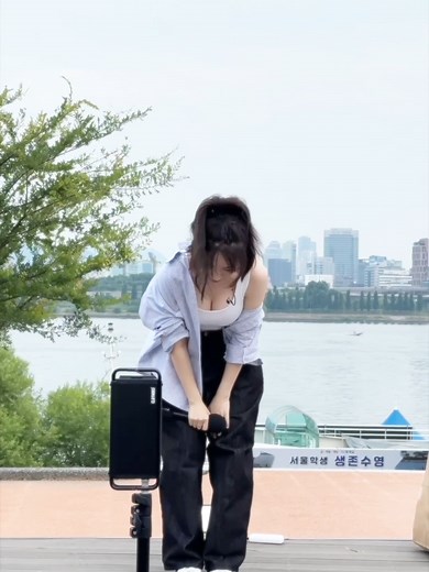 한국 인사 예절을 보여주는 가수 1000°(천도)