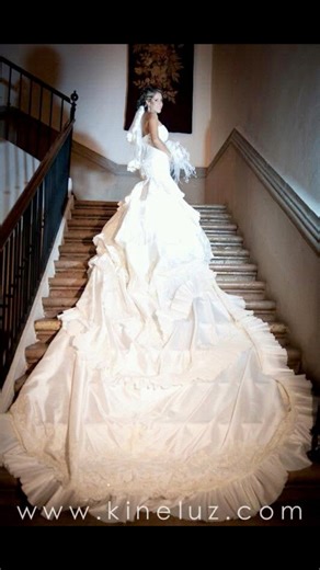 Hace 13 años comenzó la era de Ana Gia Bride 💫Sin siquiera planearlo, las bodas de las novias de mi casa transformaron mi camino y mi carrera. ❤️Hoy quiero compartirles algo muy especial: este fue el primer vestido de novia que hice, y fue nada más y nada menos que para la esposa de mi hermano. 👰‍♀️✨Desde ese momento supe que cada diseño, cada encaje y cada historia de amor que he tenido la suerte de vestir, formarían parte de mi propósito.Gracias a todas las novias que han confiado en mí dura