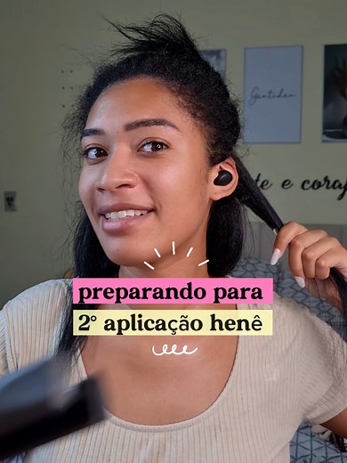 2° aplicação de henê recomeçando com a raiz bem alta e cheia. 1° aplicação deu tudo certo, e assim que abaixar a raiz eu penso no que fazer com as pontas 🫡 . . #hene #embelleze #cabelo #crespo #alisamento