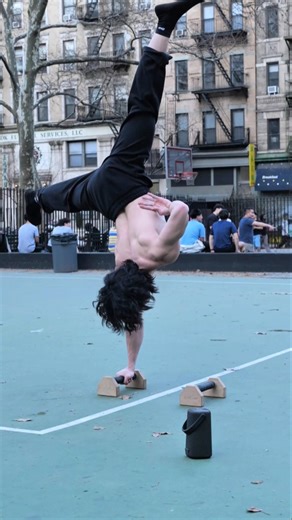 balancing the earth with one arm #calisthenics #gymmotivation