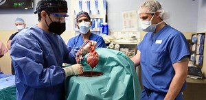 LV_Un hombre recibe por primera vez el trasplante de un corazón de cerdo