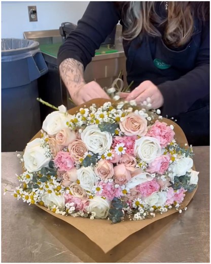 81K views · 1K reactions | Easy flower arrangements | MetDaan DIY | Facebook