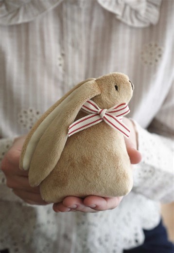 Full step-by-step photo tutorial PDF pattern available via the link in bio 🔗🐰 #sewing #bunnytoy #rabbit #plushtoy