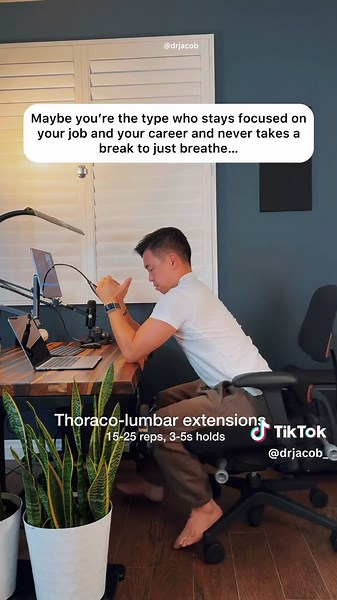 And btw, you’re getting your first legit glimpse at the new home office🙌 Almost all done, but couldn’t wait to start using the setup! I spent a few hours editing new videos yesterday and I too forgot to take breaks, and yes I felt it in the low back. Not necessarily pain, but in the verge, you know what I mean. Then just a 5 minute mobility set and things were back to normal. Find a routine that works for you and do it! These 3 are some of my favs! Send it to someone who needs it! #backpain #de