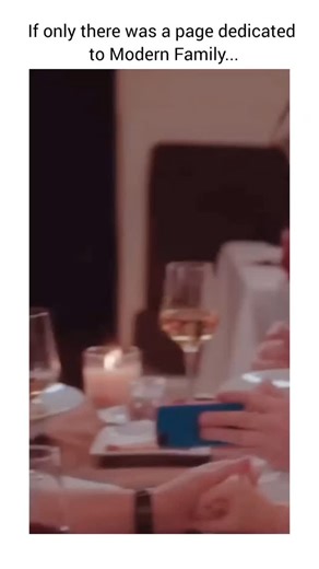 Modern Family Fan Page on Instagram: "Via:-@classic.sitcoms Follow (us) @modernfamily.moments for more!! Mf702 T05"