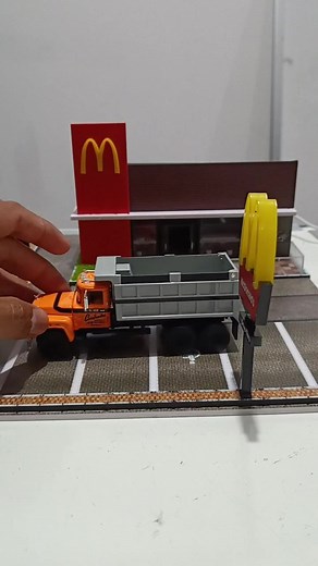 Camión Mack DCP en Escala 1/64: Detalles Inigualables