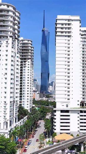 Seeing Kuala Lumpur with the KL Monorail hits differently 🚆 Riding through the city, watching the skyline pass by, and catching familiar landmarks from a new angle always feels refreshing 📸✨ That Coway blue moving through the city just fits right in with KL’s vibe 💙🏙️ 📸 @aereonwong 📍 Kuala Lumpur, Malaysia 🇲🇾 @officialcowaymalaysia #AereonMalaysia #CowayMadeForMe #CowayMalaysia #KLMonorail #CityMotion #Train #Malaysia #MalaysiaTrulyAsia #MalaysiaTravel #VisitMalaysia #KualaLumpur #KualaL
