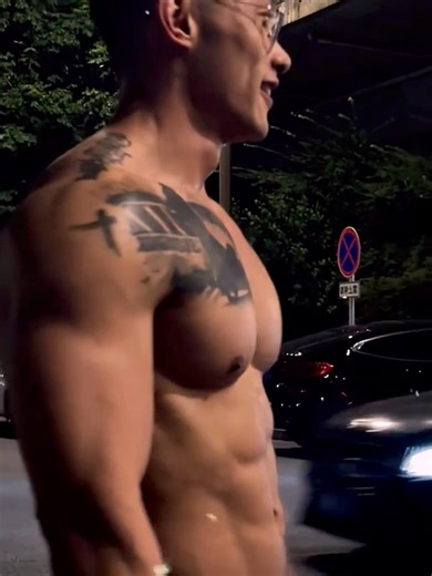 A Beautiful Night Scene 夜景 #hunk #muscle #handsome #asianhunk #asianmuscle #beautifulmusclemale #肌肉 #肌肉男 #帅哥