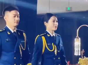 惊艳值拉满！新人婚礼现场换下礼服穿军装 #军人婚礼 #婚礼现场 #见证爱情最美的样子 （海南交通广播）过往新闻，仅供弘扬正能量