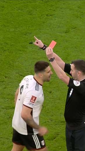 3️⃣ red cards in 40 seconds and a dramatic comeback 🤯 The last time Manchester United and Fulham faced each other in the #EmiratesFACup 👀 | The Emirates FA Cup