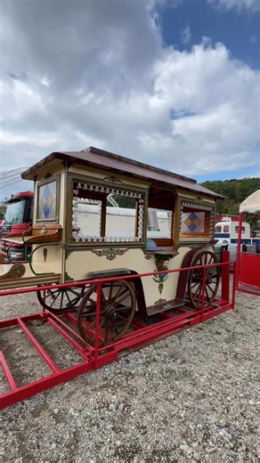 Popcornwagen des Circus Barelli wurde von Timmy Barelli aus einer historischen Kutsche umgebaut. #kutsche #popcornwagen #popcorn #barelli #circusgebrüderbarelli #cirque #circo #circusbarelli #historisch #nostalgisch #umbau #zirkus #wagen #meinecircuswelt #cirque #foodtruck #süssigkeit | Meine Circus Welt