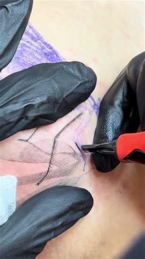 讓刺青「飛」離皮膚的秘密：3D投影技法解析🔍🦋各位同行這兩年應該都有發現，微寫實（Micro-realism） 和3D視覺效果的詢問度越來越高。這支影片中的蜻蜓就是一個完美的教科書案例。