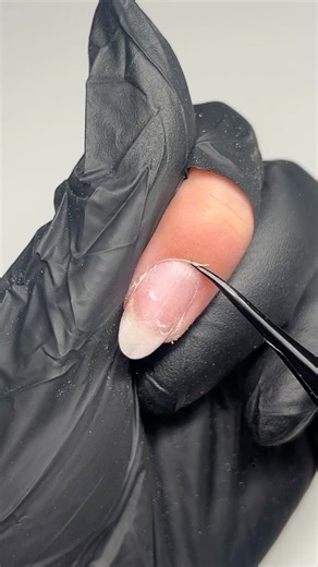 “What do you use and what do you prefer?”🤔 With our new Small Spring Scissors now live, it’s the perfect time to ask if your tools are really working for you. Are you loyal to your nippers, sticking with traditional scissors, or ready to step into the new year like @oliviaannicenailartist and try something new? Lightweight, ultra-precise and designed for comfort, our Small Spring Scissors are ideal for detailed cuticle work and smaller nail plates. With flexible, thin blades that make clean-up 