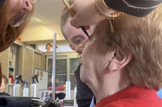 Dix mamies à Miss Grand-Mère