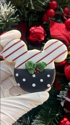 [Adorable Mickey Mouse Christmas Cookies Tutorial]