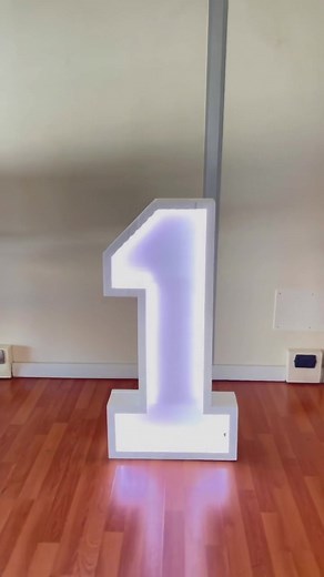 Easy tips to create your own led number ❤️ you can find the empty structure on our website www.rialmapartyideas.com 🤩 #lednumbers #ledlightnumber #lightnumber #giantnumbers #foamnumbers #mosaicballoonnumbers #diybirthdaydecor #babyfirstbirthday #babyisone #diydecoration