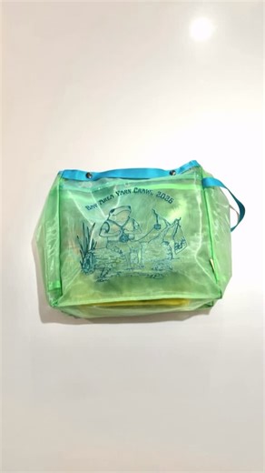 💚 Meet the Oh Snap Square Sack! Roomy enough for projects up to 12 (!!!) skeins. Featuring a comfortable wrist strap, the Square Sack is ready to take your project wherever you go. 💚💛💚 Shown with our new Karl Oh Snap Bag: all the same features you loved from last year, updated for 2026. 🩵💚💛💚🩵 If you were lucky enough to get an Octavia Oh Snap bag last year, our 2026 bags were designed to coordinate; all three bags are made with the same teal trim. 🩵💚💛💚🩵 Shown here with: - Yarn by @