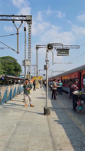 हावड़ा से मुंबई जाने के लिए सबसे घटिया ट्रेन