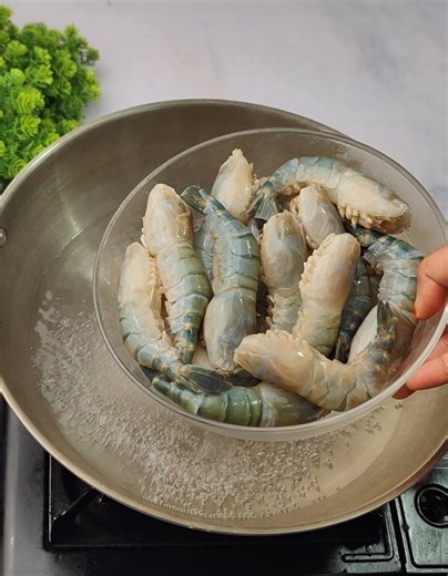 Mouthwatering & Easy Coconut Milk with Prawn Recipe | Sumaiya's kitchen