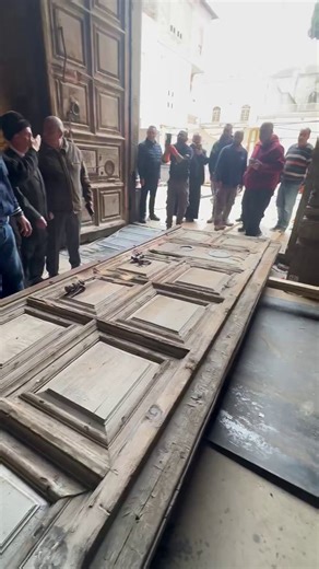 🚩Pendant près de 800 ans, la clé de l'église du Saint-Sépulcre est restée entre les mains de deux familles musulmanes jérusalémites de premier plan.Cette tradition remonte à la conquête de Jérusalem par Saladin en 1187, contribuant à préserver le fragile statu quo et à empêcher que l'accès quotidien à l'église ne devienne un point de friction entre les différents gardiens chrétiens.