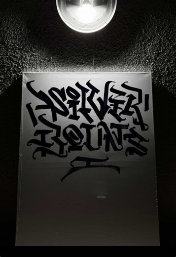 * 瞬 La visione di contenuti simili può generare un senso di quiete, per questo scelgo di non accelerarlo. Il tempo resta pressoché quello dell’azione, il suono del pennarello che scorre sulla superficie, un lieve sottofondo. * Queste lettere sono state tracciate sull’involucro di una tela bianca. All’apertura della tela, questo artwork non esisterà più. #calligraphy #lettering #workflow