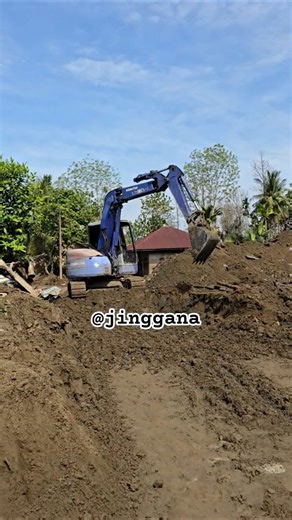 Excavator type Komatsu pc78 membersihkan pekarangan warga. #excavator #komatsu #alatberat