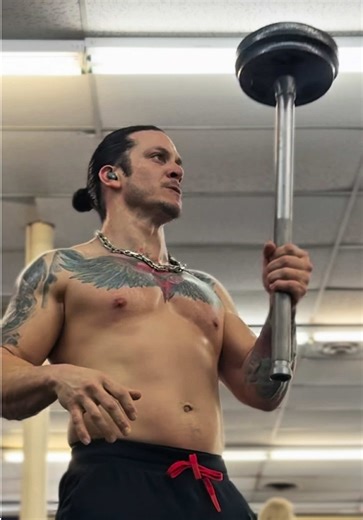 Training stays fresh when you mix movement patterns and actually challenge your body. The @ckmaceworks Mace takes that to another level. Rotational work forces you to stabilize, control, and move with real intent. It wakes muscles up that you’ve been ignoring for years. The more you explore mace work the more it drains you in the best way. You get tired, you recover, you come back stronger, and the cycle keeps pulling you in. It’s fun. It’s challenging. And it builds power you can actually use. 