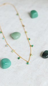 La passion du moment - les perles vertes 🌿🌳🥑🐛🌱🦚 10 perles en verre irisés : 110141 Les anneaux dorés à l’or fin : 090656 La chaîne dorée à l’or fin : 030141 Le fermoir : 090661 #perl | La Petite Épicerie