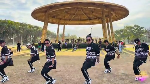 LIVIN' LA VIDA LOCA ( REMIX ) - Ricky Martin | Dance Fitness | Newfriendz