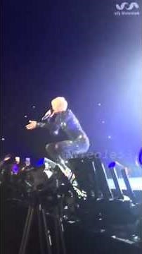 Miley Cyrus makes out with a fan at Vegas Concert (Full Original)