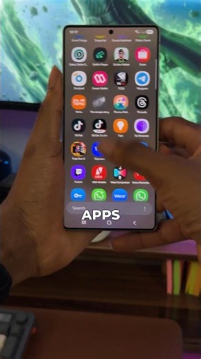 Stop switching apps and start using the Split-screen feature on Samsung. #samsunguser #androidtips