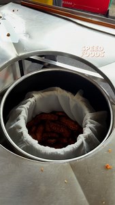 Crispy Fried Bananas! Oil Spinner Machine in Thailand 📍 Kluay Tod Rama 5 (Fried Bananas Rama 5) Rama 5 Road, Bang Khun Kong, Bang Kruai District, Nonthaburi 11130 🕐 Opening Hours: 9:00 AM – 6:00 PM (Daily) #StreetFood #ThaiStreetFood #FriedBananas #BananaFritters #ThaiSnacks | SpeedFoods