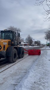 Nouveau produit disponible chez Lacasse machinerie , une gratte pour trotoir qui s’installe sur un chargeur , idéal pour les municipalités qui veulent bien déneiger leur trotoir sans acheter de chenillette | Lacasse Machinerie Inc.