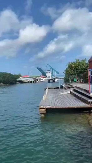 the sailor tried to rush through the bridge as it was closing, giving the boat full throttle, but unfortunately ended up damaging the sailboat in the process. These kinds of incidents can be very dangerous, especially when someone attempts to push a boat through an opening or a closing bridge. It's always critical to wait for the proper signal that the bridge is open or to safely maneuver if it's closing. | Ghetto News 2 The World