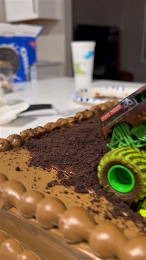 DIY Monster truck cake decorating at home!! #limblossboss #dreamteamprosthetics #myleglesslife #cakedecorating #cool #diy #monstertruck #birthdaycake | Limb Loss Boss Official