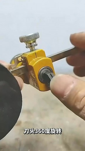 🔪 Finally, a glass compass cutter that cuts perfect circles WITHOUT the hassle! As a commercial glass fabricator, I’ve wasted hours on cheap cutters that skip, chip, or leave uneven edges—until this bad boy. Here’s why it’s a shop staple: ✅ Adjustable radius (2-16 inches) – fits everything from small cabinet knobs to large mirror frames. ✅ Sharpened tungsten wheel – glides through 3mm-12mm glass (annealed, fluted, even low-iron!) with zero jagged edges. ✅ Built-in suction base – locks in place 