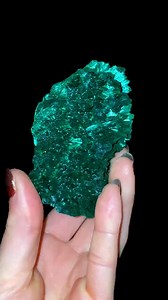 Malachite is a copper carbonate hydroxide mineral, with formula Cu₂CO₃(OH)₂. Stalactitic Malachite has dense intergrowths of tiny, fibrous needles and this is an example of how light interacts with it. [📹 @rocksforthe spirit] | Metallurgical engineering