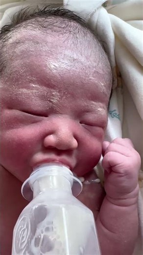 A Guide to Bottle Feeding a Premature Baby in the NICU | NICU Feeding Tips