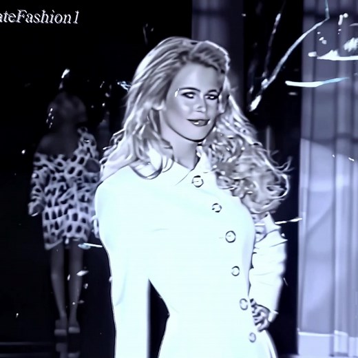 The best fashion show to EXIST!! they dont do runways like these anymore 😭 #versace #ss95 #90srunway #90sfashion #fashionedit