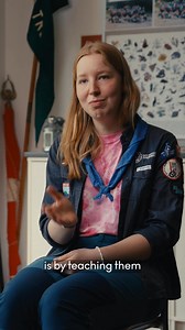 All over the world, young people are trying out new ways to live more sustainably🌍 From reducing plastic use to eating more plant-based foods, they are making eco-friendly choices every day♻️ In Denmark, many young people are doing the same. Emma, a Danish cub scout leader, teaches young cub scouts how to cook more sustainably, adding a spoonful of community and camaraderie to their experience👩‍🍳✨ She is a role model for the cub scouts, showing them how to enjoy and respect nature🌳 What smal