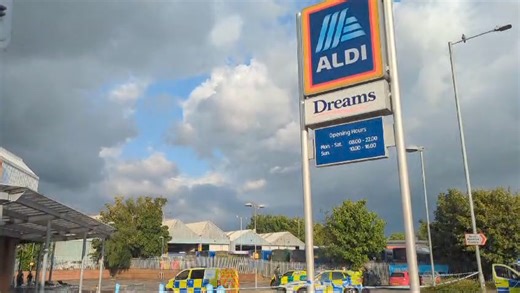 BREAKING- The Aldi in Worcester is closed after a man was ‘seriously injured’ by a lift. Full story: https://www.worcesternews.co.uk/news/24456633.lowesmoor-aldi-closed-police-deal-incident/ | Worcester News