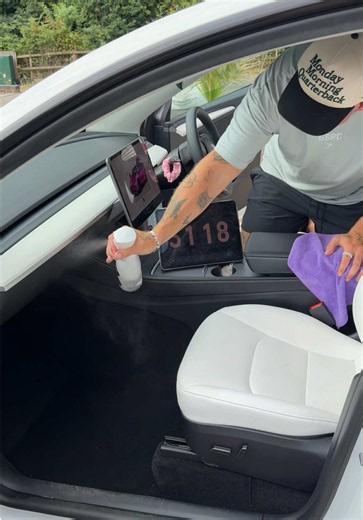 When Mark’s despo to clean the car but I can’t go to bed with a messy house = it’s a race 🤍 🏡 #couplescleaning #cleaningmotivation #cleanwithus #cleaning #cleaningvlog